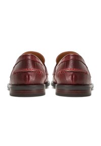 Bordeauxfarbene Lederloafer mit strukturiertem Finish, ausgestattet mit Nähdetails entlang der Rückseite und einem mittel-hohen Absatz.