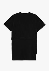 Czarny t-shirt z krótkim rękawem wykonany z gładkiego materiału, z prostym krojem i subtelnym poziomym szwem w talii.