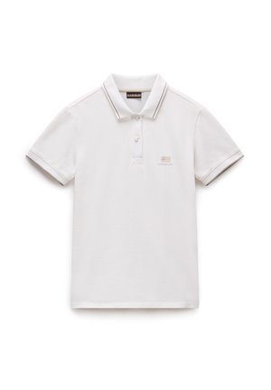 Polo shirt blanc en coton, avec un col classique, des manches courtes et des finitions contrastées autour du col et des bords des manches.