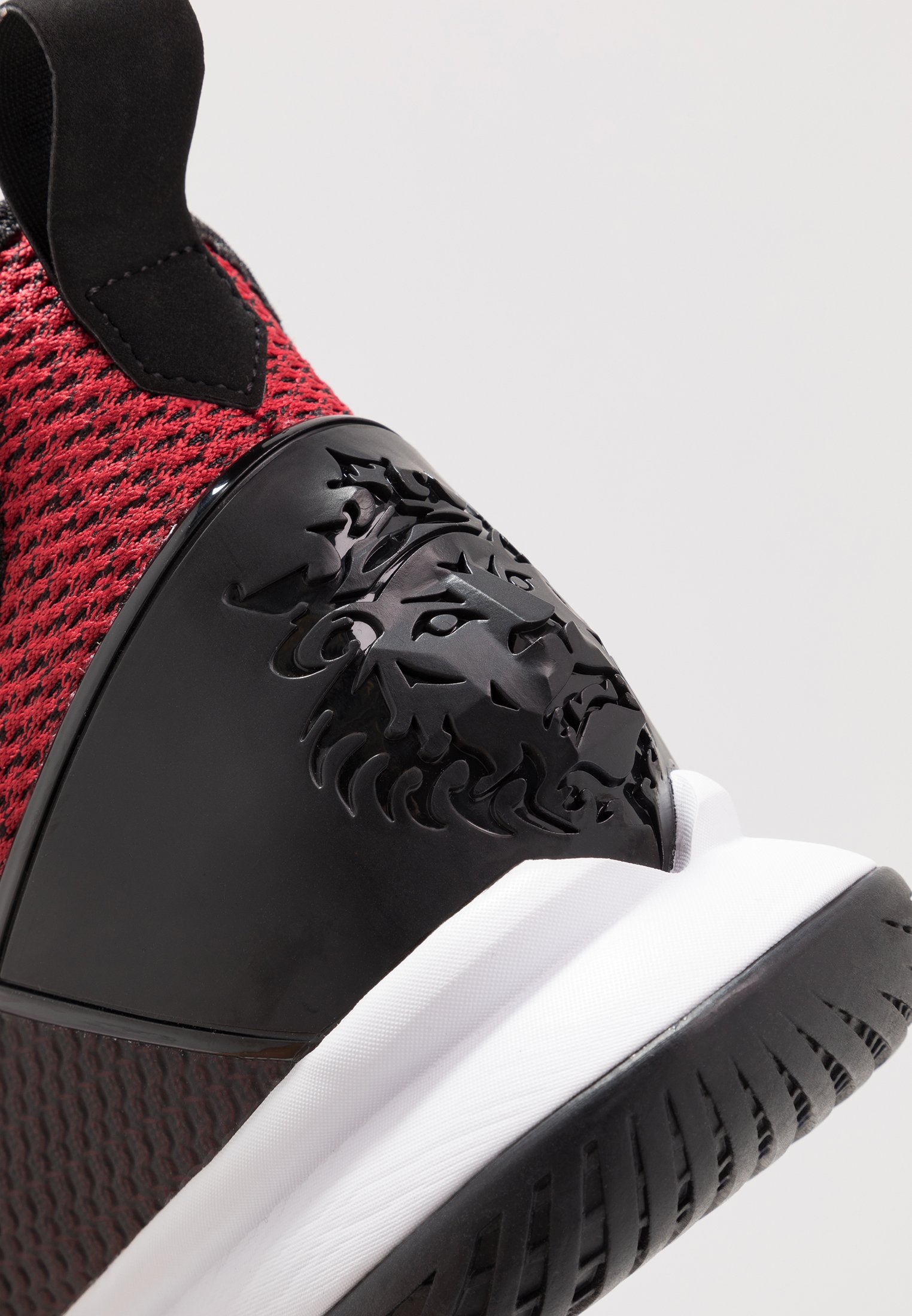 Nike Performance LEBRON WITNESS IV - Basketballsko - black/gym red/university red Nike Performance LEBRON WITNESS IV - Basketballsko - black/gym red/university red