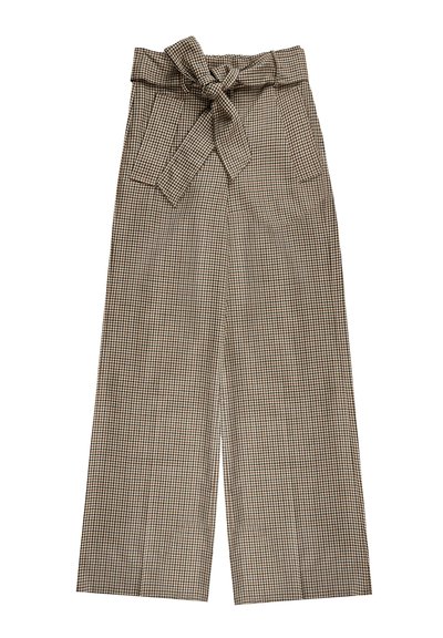Wijd beenbroek in een bruin-beige ruitpatroon, met een riem tailleband, twee voorkzakken en een gladde stofstructuur.