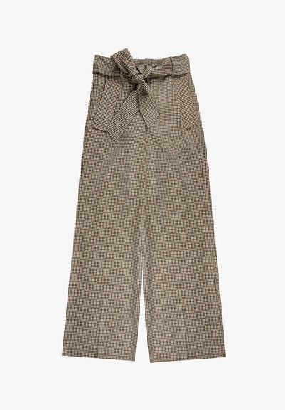 Wijd beenbroek in een bruin-beige ruitpatroon, met een riem tailleband, twee voorkzakken en een gladde stofstructuur.