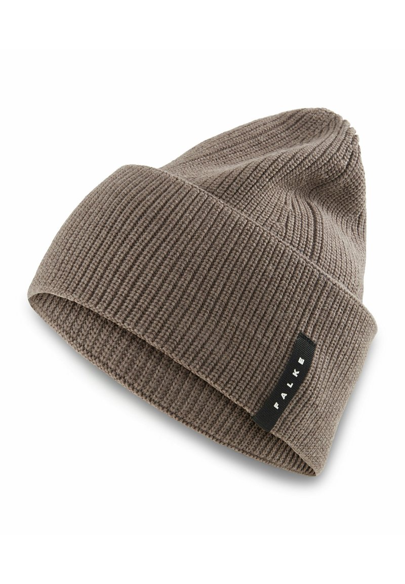 Berretto lavorato a maglia di colore marrone chiaro con una texture a coste e con risvolto; presenta un piccolo etichetta nera con scritta bianca sul lato.