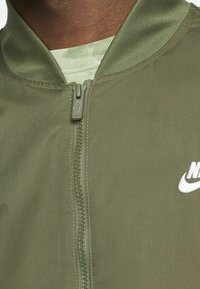 Nike Sportswear Bomber bunda - olive