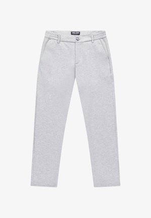 Lichtgrijze, recht gesneden broek van zachte stof met een gladde textuur. Voorzien van een knoopsluiting en zijzakken voor praktische doeleinden.