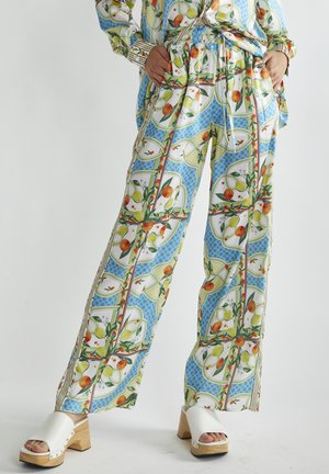 Pantaloni in tessuto leggero con motivo floreale, caratterizzati da arancioni e verdi, su sfondo blu, vestibilità rilassata e vita elastica.
