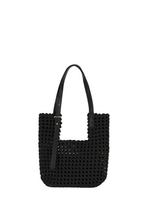Czarna pleciona torba typu tote z dwoma skórzanymi paskami na ramię, jeden regulowany z złotą klamrą, otwarta góra.