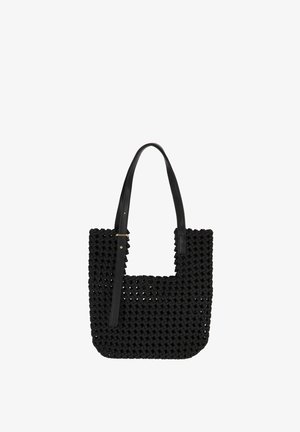 Czarna pleciona torba typu tote z dwoma skórzanymi paskami na ramię, jeden regulowany z złotą klamrą, otwarta góra.