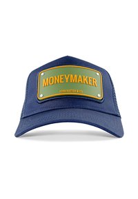 Tumši zila cepure ar izliekto vizu, un sietiņveida sānos, ar zaļu plāksni, uz kuras rakstīts "MONEYMAKER" oranžā krāsā ar sudraba akcentiem.