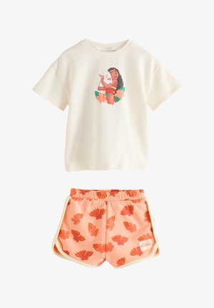 Roomkleurig T-shirt met korte mouwen, bedrukt met een meisje dat een varken knuffelt en koraalbloemen, gecombineerd met perzikkleurige shorts met oranje bladpatronen.