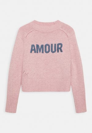 Jasnoróżowy sweter dziany z prążkowanymi mankietami, dołem i dekoltem, z napisem "AMOUR" dużymi niebieskimi literami na piersi.