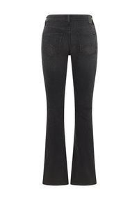 Jeans de campana negros con una textura suave, que cuentan con dos bolsillos traseros con un sutil diseño de costura y una cintura de altura media.
