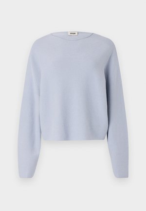 Světle modrý svetr, zkrácený design s dlouhými rukávy. Vyroben z měkké texturované tkaniny, s klasickým kulatým výstřihem a žebrovanými detaily.