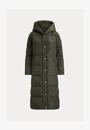 Tume roheline paks pufflykk, millel on kapuuts, nööbiga sulgemine, küljetaskud ja tikandite tekstuur. Sile kangast viimistlus.