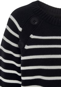 Gestreifter Pullover in Schwarz-Weiß mit einem gerippten Ausschnitt und zwei großen schwarzen Knöpfen an der Schulter. Hergestellt aus Strickmaterial.
