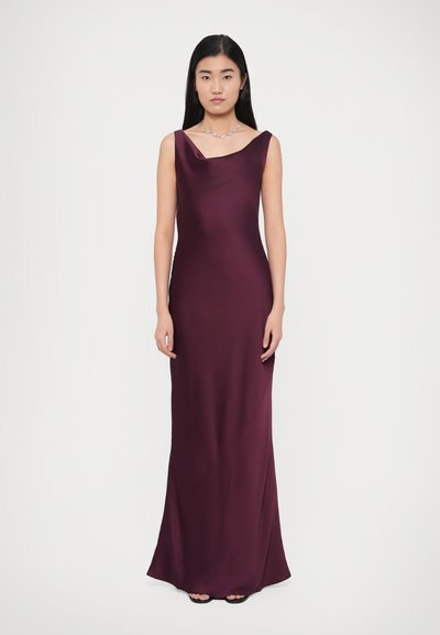 Langes, ärmelloses Abendkleid aus tiefburgunderfarbenem Satin mit drapiertem Ausschnitt und figurbetonter Silhouette, bodenlang.