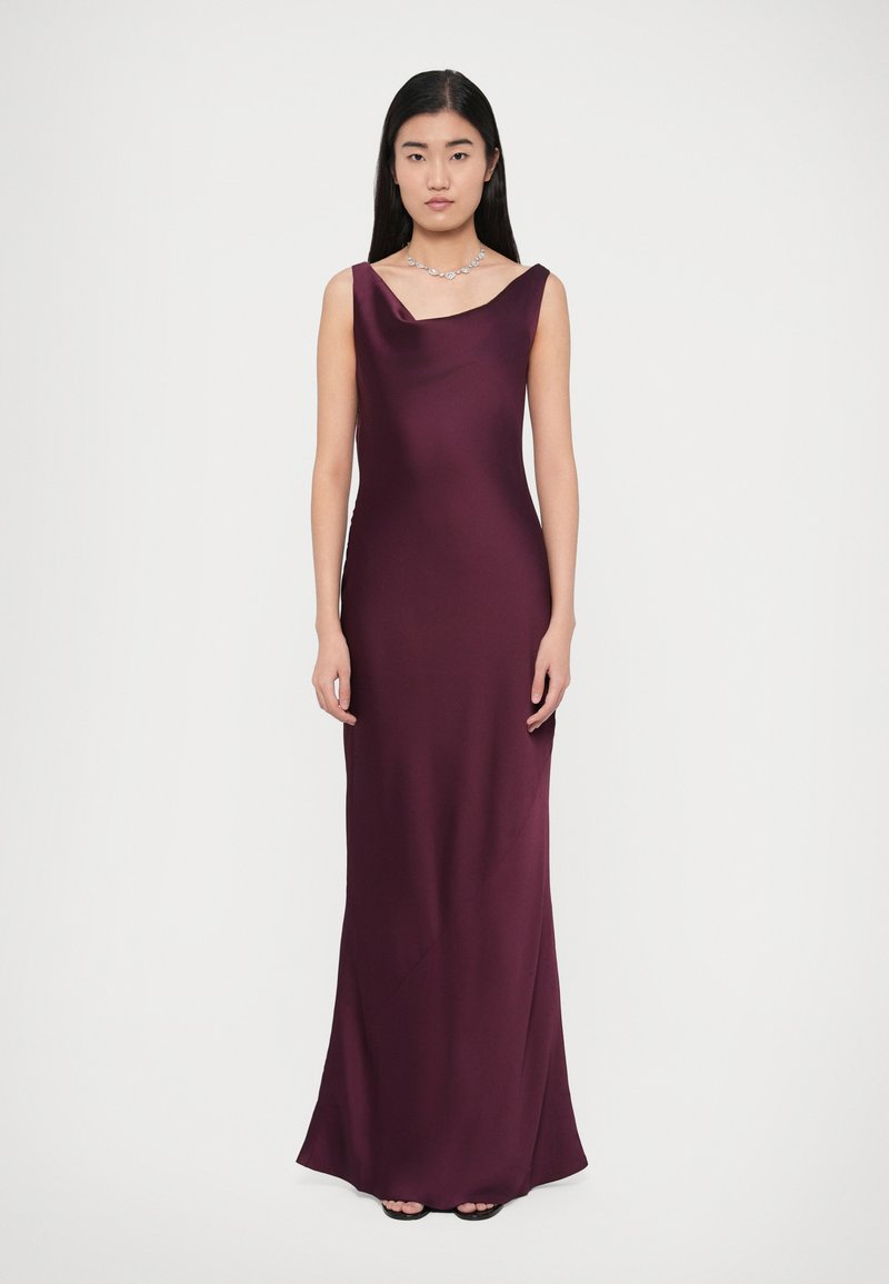 Μακρύ, αμάνικο βραδινό φόρεμα σε βαθύ βουργουνδί σατέν, με ντραπαρισμένο ντεκολτέ και εφαρμοστή σιλουέτα που φτάνει μέχρι το πάτωμα.