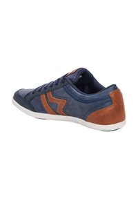 Sneaker blu navy con dettagli in pelle marrone, dotato di suola in gomma, parte superiore testurizzata e design a zigzag contrastante sul lato.