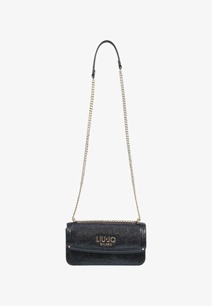 Borsa a tracolla in ecopelle nera con tracolla a catena dorata, caratterizzata da un design a pieghevole e logo impresso. Tessitura liscia con una leggera lucentezza.