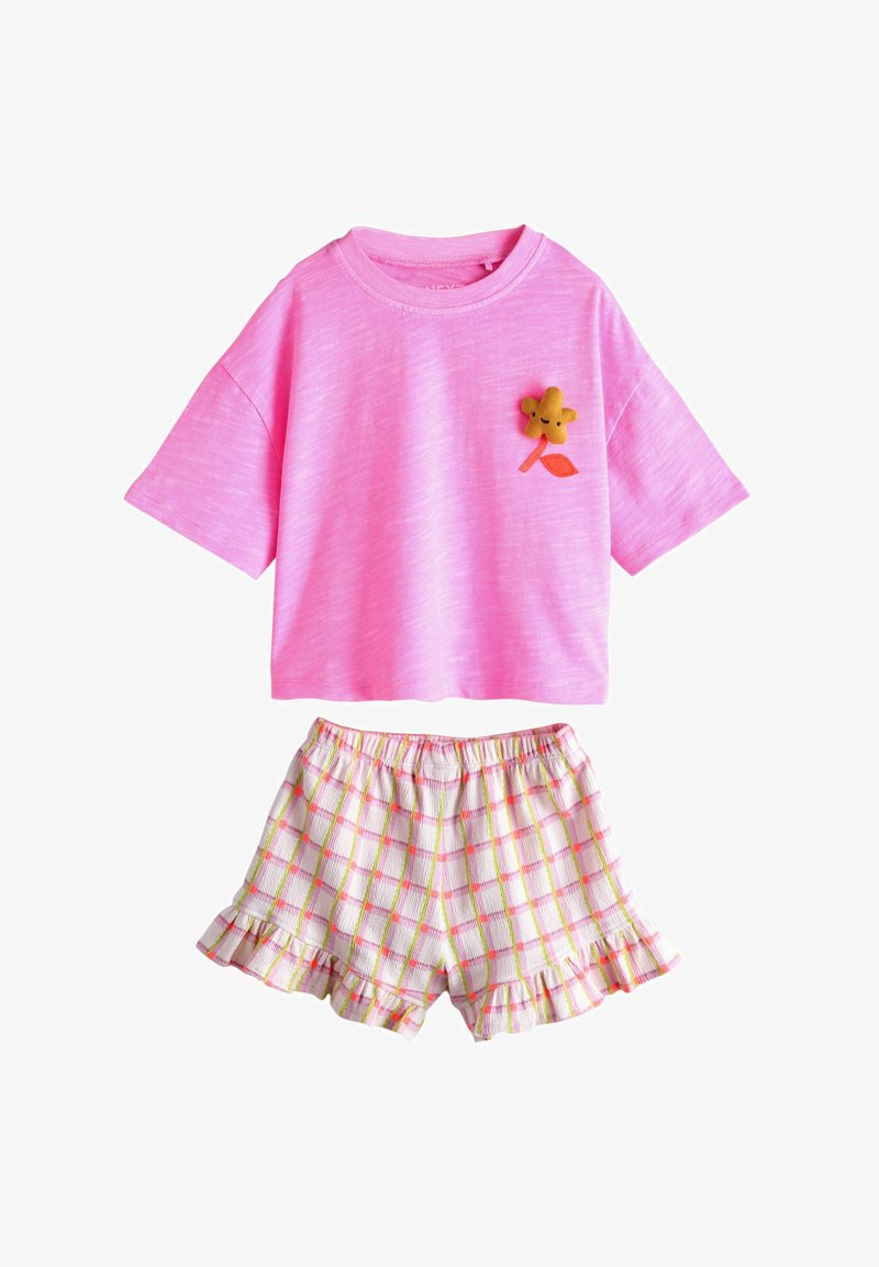 Lyserød kortærmet skjorte med en lille gul blomstermærke og hvide ternede shorts med flæser og lyserøde og grønne striber.