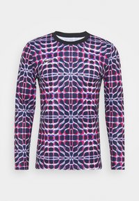 Dlouhý rukáv košile s geometrickým vzorem v černé, růžové a modré barvě. Vyrobena z hladkého, lehkého materiálu s kulatým výstřihem.