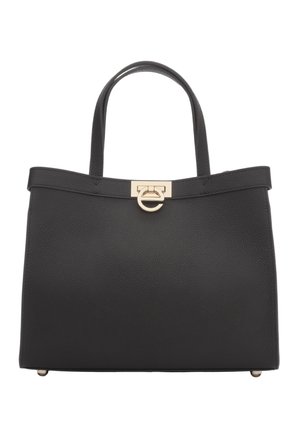 Czarna torebka z teksturowanej skóry, z dwoma uchwytami i prostokątną złotą klamrą z okrągłym wzorem w centrum.