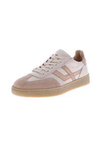 Weiße und beigefarbene Sneaker aus Wildleder und Leder, mit runder Zehenform, flacher Gummisohle und auffälligem Seitenslogo. Mit Schnürsenkeln und Akzenten.
