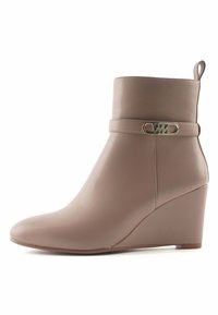 Nine West TRADITIONAL COMFORT Wedge Ankle Boots nude