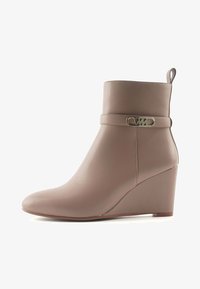 Nine West TRADITIONAL COMFORT Wedge Ankle Boots nude