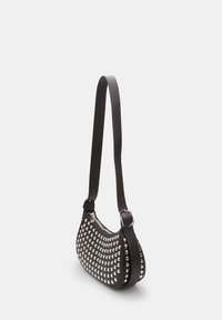 Borsa a spalla in pelle nera con borchie metalliche disposte in file, forma curva, tracolla regolabile e chiusura a zip. Texture liscia.