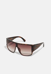 Gafas de sol de carey con un marco rectangular de gran tamaño, lentes de degradado y brazos texturizados que cuentan con un patrón sutil.