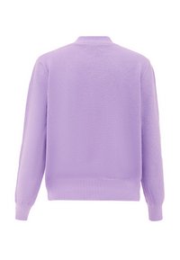 Maglione in lavanda lavorato a maglia con un motivo testurizzato, polsini e orlo a costine e classica scollatura rotonda, mostrato da dietro.
