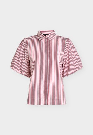 Blouse à manches courtes avec des rayures verticales rouges et blanches, manches bouffantes et col pointu sur fond uni.