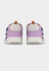 Ζευγάρι μοβ αθλητικών παπουτσιών με λευκά τακούνια, πορτοκαλί ταινίες τράβηγματος και λευκές σόλες, φαίνεται από πίσω σε λευκό φόντο.