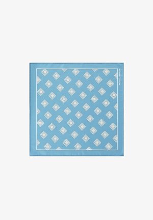 Jasnoniebieski jedwabny kwadratowy szalik z powtarzającym się wzorem diamentów w białe i żółte akcenty, wykończony białą bordiurą.