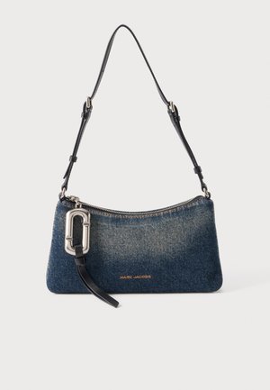 Lille blå denim skuldertaske med sort justerbar rem, sølv spænde og Marc Jacobs logo i guldbogstaver foran.