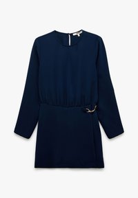 Marineblauwe lange jurk met een cinched taille, voorzien van een gouden kettingdetail en een ronde halslijn. Soepele, lichte stof.