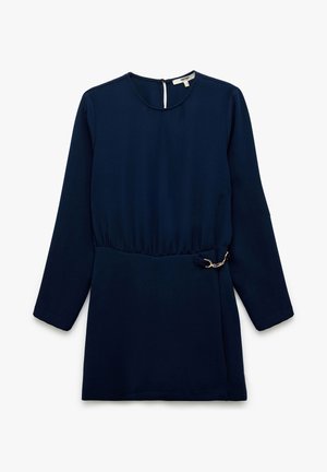 Abito lungo navy a maniche lunghe con vita arricciata, caratterizzato da un dettaglio in catena dorata e un collo rotondo. Tessuto liscio e leggero.