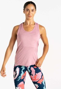 Helles rosa Sporttanktop mit rundem Ausschnitt, kombiniert mit marineblauen Leggings, die ein mehrfarbiges abstraktes Muster aufweisen. Haptisch glatt.