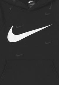 Felpa nera con cappuccio caratterizzata da un grande logo Swoosh Nike bianco e loghi grigi più piccoli sul davanti. Realizzata in tessuto morbido con una vestibilità standard.