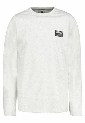 Felpa bianca a maniche lunghe con scollo rotondo e una piccola toppa rettangolare nera sul petto a sinistra con la scritta "Garcia 1972."