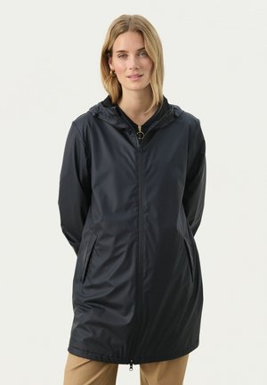 Giacca impermeabile leggera nera con cappuccio, zip intera, tasche laterali e un design leggermente allungato per una maggiore copertura.