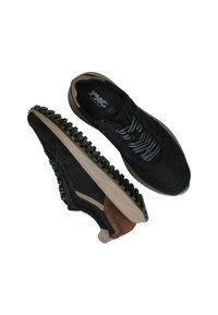 Zwarte sportieve schoenen met suède en mesh materialen, grijze veters, rubberen zolen met getextureerde groeven en bruine accenten aan de zijkanten.