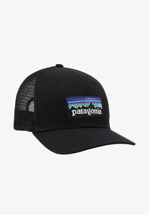 Boné preto com aba curva, parte traseira em malha e um logótipo bordado da Patagonia com riscas azuis e roxas em forma de montanha na parte da frente.