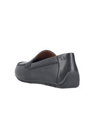 Schwarzer Leder-Schlüpfschuh mit runder Zehenpartie, dezenten Nähten und einer strukturierten Gummisohle für besseren Halt. Rieker-Branding auf der Seite sichtbar.
