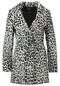 Abrigo de piel sintética con estampado de leopardo, con mangas largas, solapas anchas y cierre frontal en un patrón en blanco y negro.