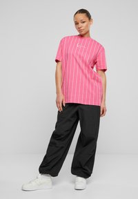Karl Kani SMALL SIGNATURE ESSENTIAL STRIPE TEE - T-shirt print - pink