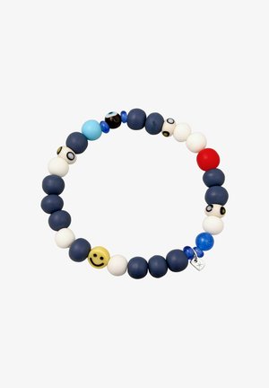 Elastisches Armband mit wechselnden Perlen in Marineblau, Weiß, Blau und Rot, mit lachenden Gesichtern und Augenmotiven sowie einem kleinen silbernen Anhänger.