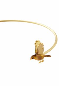 Bracelet en or ornée d'une figure d'oiseau détaillée, avec des plumes texturées marron et orange, et des yeux noirs réalistes.