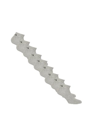 Sieben Paar graue Knöchelsocken mit kleinem schwarzem Logo an der Seite, diagonal auf weißem Hintergrund angeordnet.